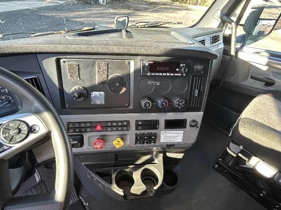 Sleeper Tractor-Heavy Duty Tractors-Freightliner-2022-T12664ST-Roseville-MN-518,173\n\t\tmiles-$ 66,000 - Image 10
