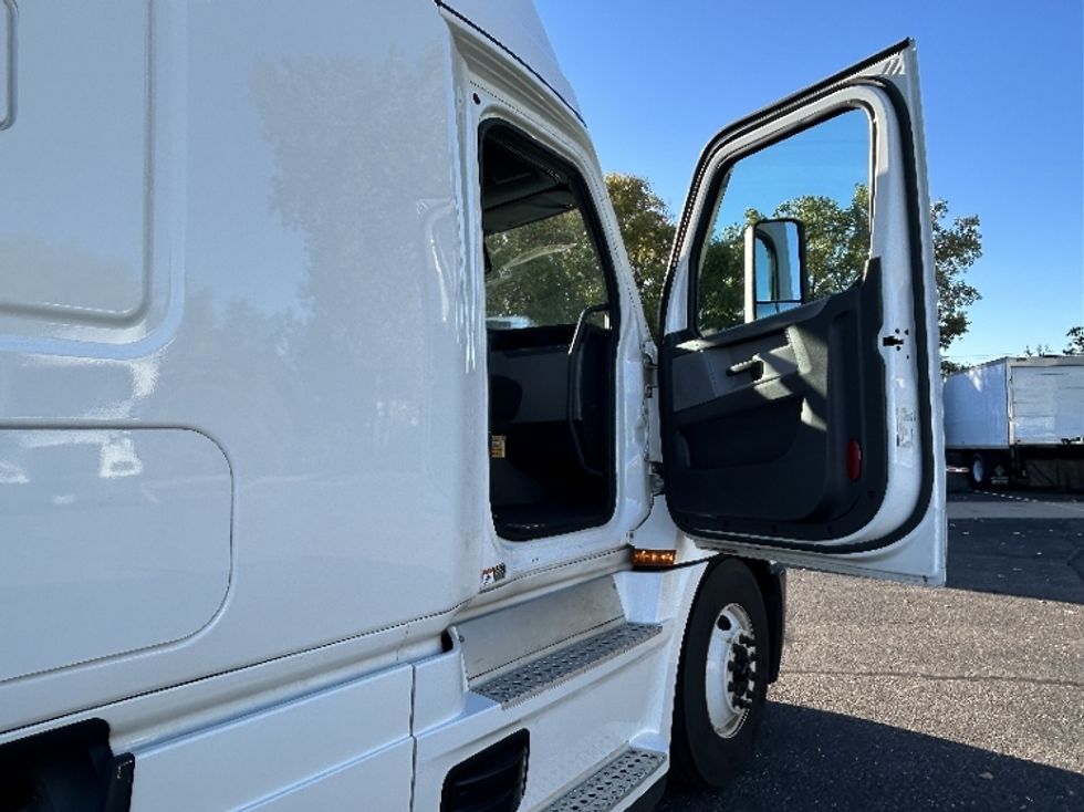 Sleeper Tractor-Heavy Duty Tractors-Freightliner-2022-T12664ST-Roseville-MN-518,173\n\t\tmiles-$ 66,000 - Image 11