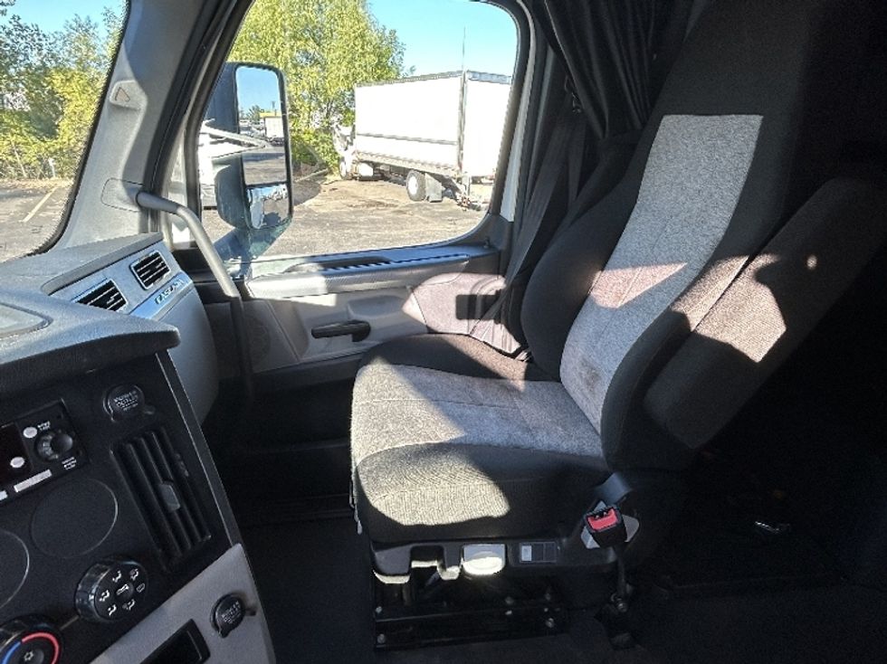 Sleeper Tractor-Heavy Duty Tractors-Freightliner-2022-T12664ST-Roseville-MN-518,173\n\t\tmiles-$ 66,000 - Image 12