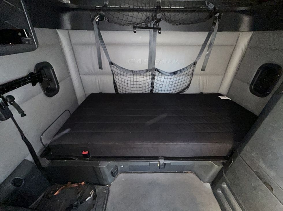 Sleeper Tractor-Heavy Duty Tractors-Freightliner-2022-T12664ST-Roseville-MN-518,173\n\t\tmiles-$ 66,000 - Image 13