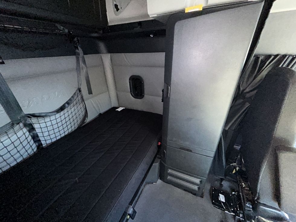 Sleeper Tractor-Heavy Duty Tractors-Freightliner-2022-T12664ST-Roseville-MN-518,173\n\t\tmiles-$ 66,000 - Image 15