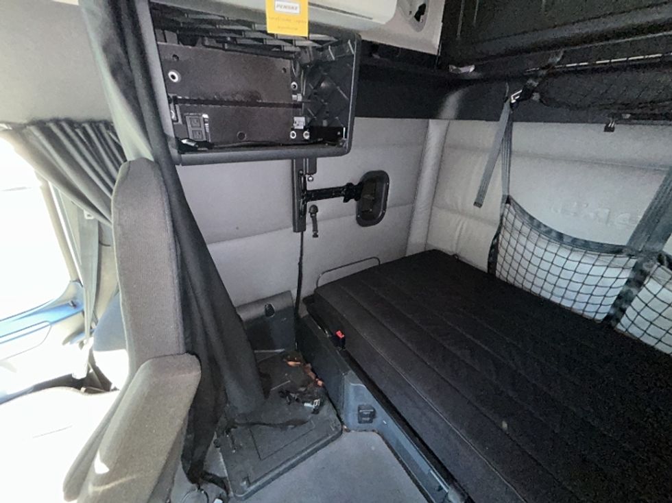 Sleeper Tractor-Heavy Duty Tractors-Freightliner-2022-T12664ST-Roseville-MN-518,173\n\t\tmiles-$ 66,000 - Image 16