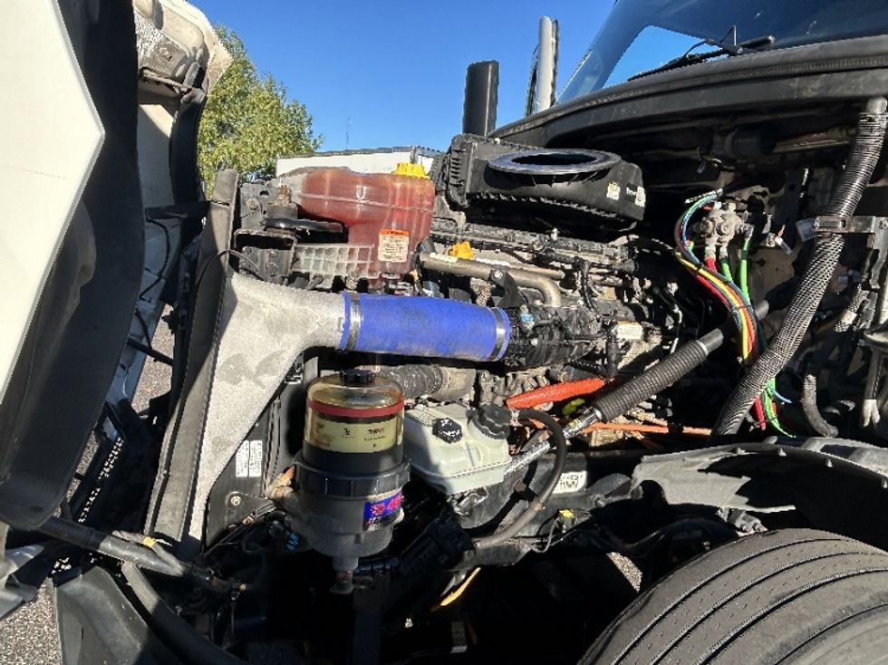 Sleeper Tractor-Heavy Duty Tractors-Freightliner-2022-T12664ST-Roseville-MN-518,173\n\t\tmiles-$ 66,000 - Image 18