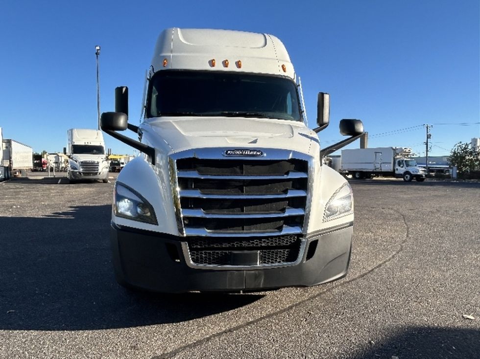 Sleeper Tractor-Heavy Duty Tractors-Freightliner-2022-T12664ST-Roseville-MN-518,173\n\t\tmiles-$ 66,000 - Image 2