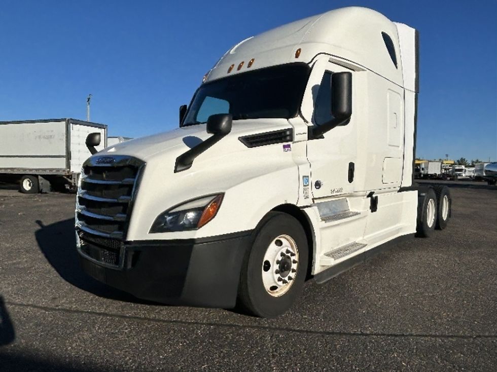 Sleeper Tractor-Heavy Duty Tractors-Freightliner-2022-T12664ST-Roseville-MN-518,173\n\t\tmiles-$ 66,000 - Image 3