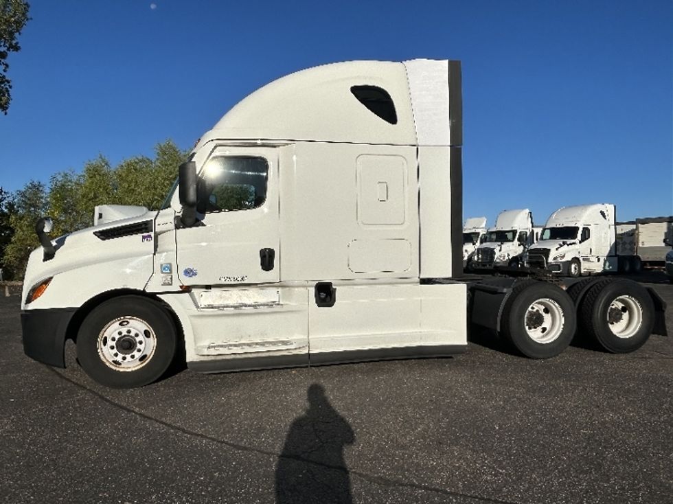 Sleeper Tractor-Heavy Duty Tractors-Freightliner-2022-T12664ST-Roseville-MN-518,173\n\t\tmiles-$ 66,000 - Image 4