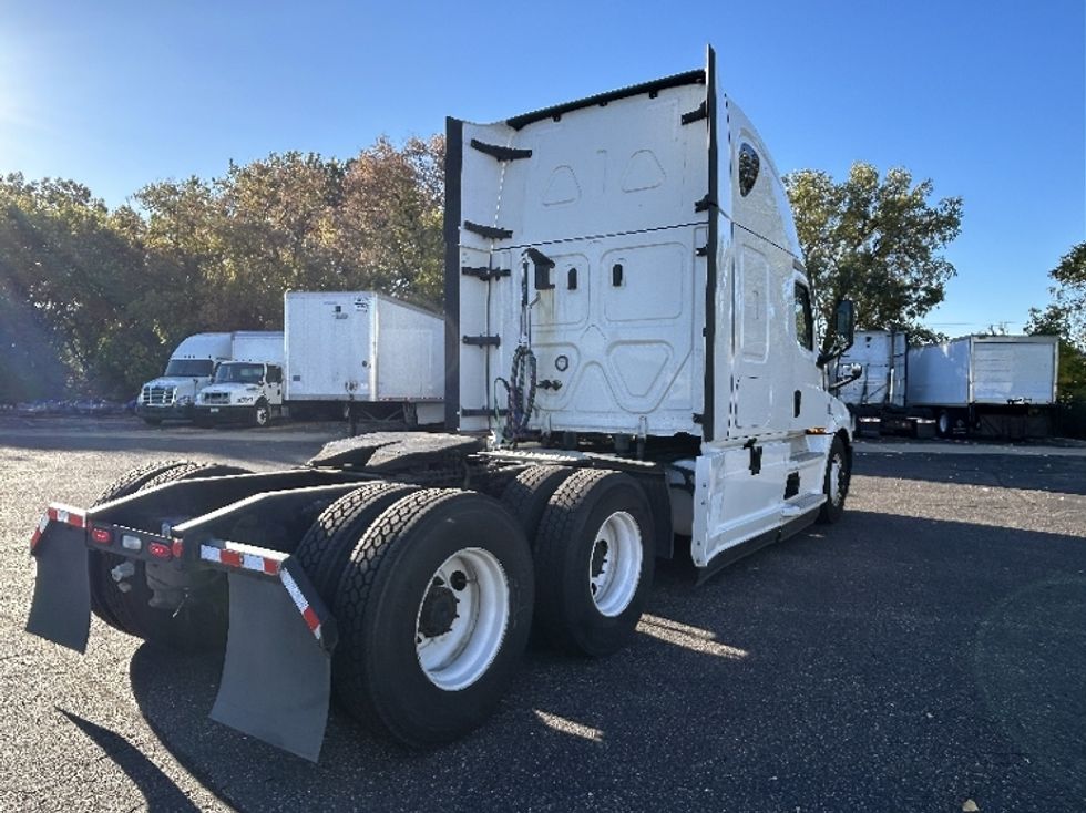 Sleeper Tractor-Heavy Duty Tractors-Freightliner-2022-T12664ST-Roseville-MN-518,173\n\t\tmiles-$ 66,000 - Image 6