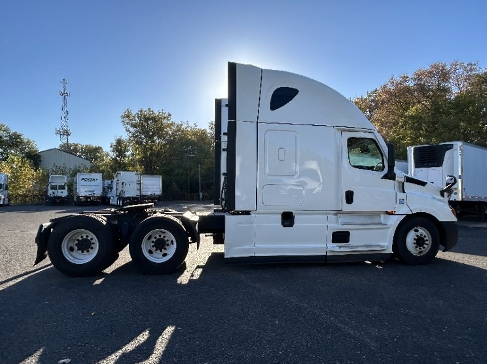 Sleeper Tractor-Heavy Duty Tractors-Freightliner-2022-T12664ST-Roseville-MN-518,173\n\t\tmiles-$ 66,000 - Image 7