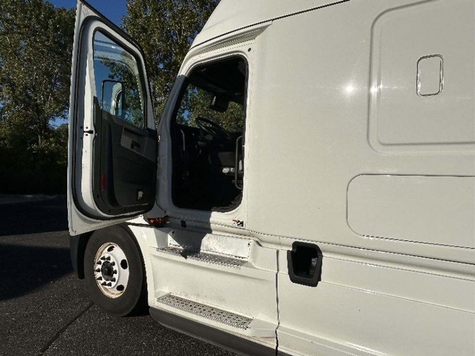 Sleeper Tractor-Heavy Duty Tractors-Freightliner-2022-T12664ST-Roseville-MN-518,173\n\t\tmiles-$ 66,000 - Image 8