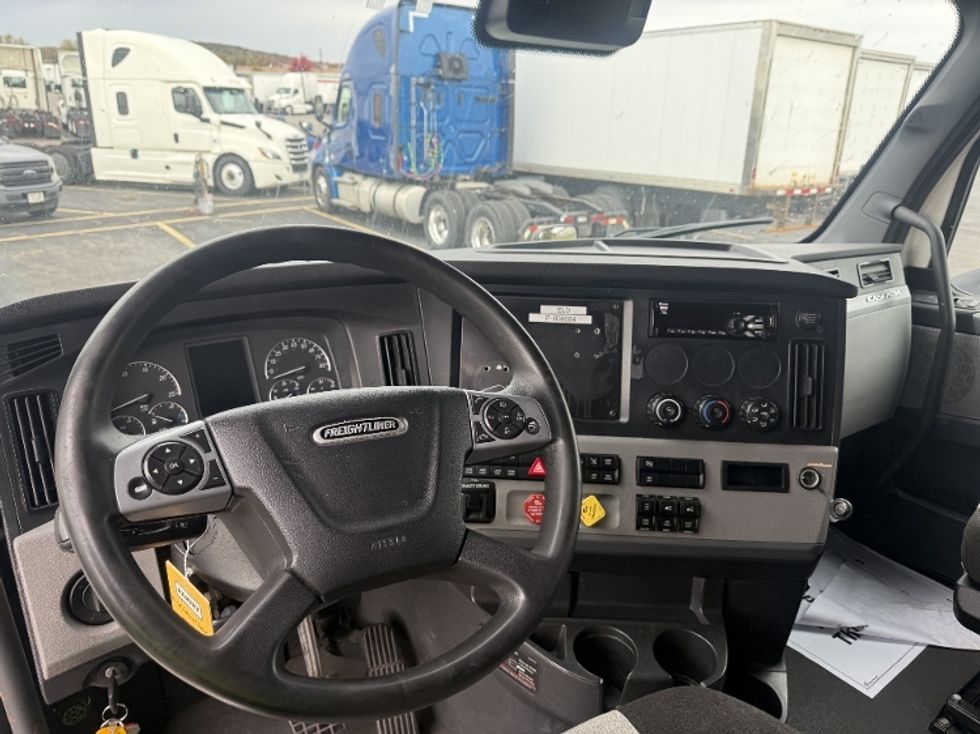 Sleeper Tractor-Heavy Duty Tractors-Freightliner-2022-T12664ST-Rothschild-WI-500,939\n\t\tmiles-$ 67,500 - Image 10
