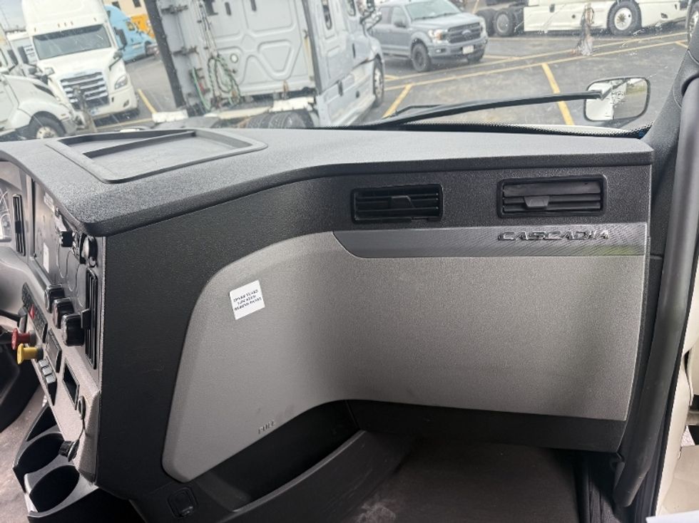 Sleeper Tractor-Heavy Duty Tractors-Freightliner-2022-T12664ST-Rothschild-WI-500,939\n\t\tmiles-$ 67,500 - Image 14