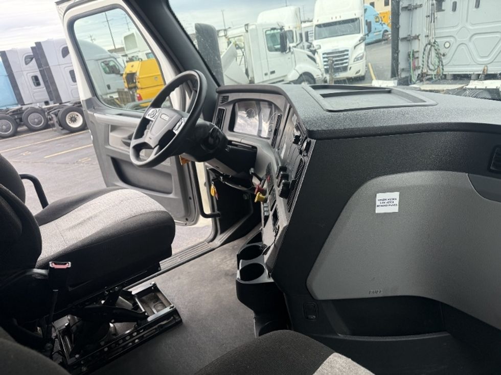 Sleeper Tractor-Heavy Duty Tractors-Freightliner-2022-T12664ST-Rothschild-WI-500,939\n\t\tmiles-$ 67,500 - Image 15