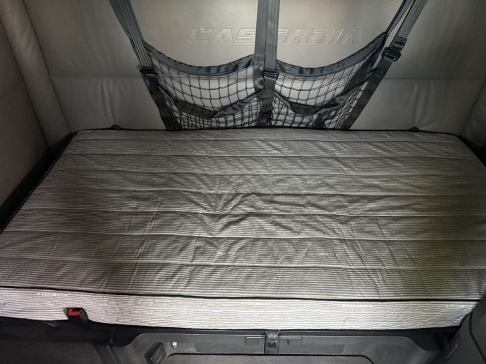 Sleeper Tractor-Heavy Duty Tractors-Freightliner-2022-T12664ST-Rothschild-WI-500,939\n\t\tmiles-$ 67,500 - Image 17