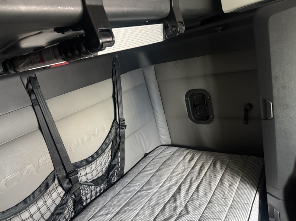 Sleeper Tractor-Heavy Duty Tractors-Freightliner-2022-T12664ST-Rothschild-WI-500,939\n\t\tmiles-$ 67,500 - Image 18