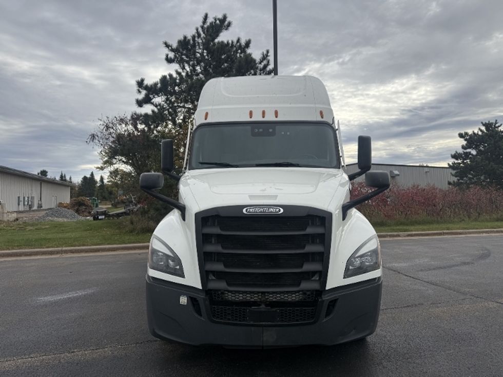 Sleeper Tractor-Heavy Duty Tractors-Freightliner-2022-T12664ST-Rothschild-WI-500,939\n\t\tmiles-$ 67,500 - Image 2