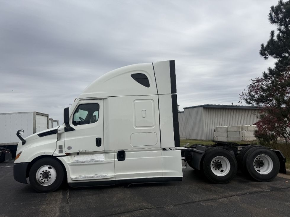Sleeper Tractor-Heavy Duty Tractors-Freightliner-2022-T12664ST-Rothschild-WI-500,939\n\t\tmiles-$ 67,500 - Image 4
