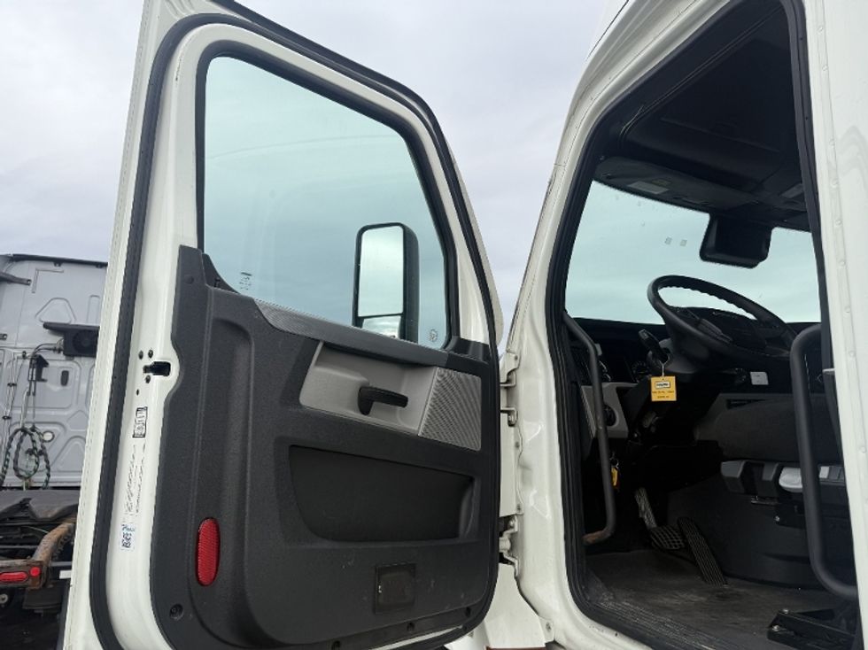 Sleeper Tractor-Heavy Duty Tractors-Freightliner-2022-T12664ST-Rothschild-WI-500,939\n\t\tmiles-$ 67,500 - Image 9