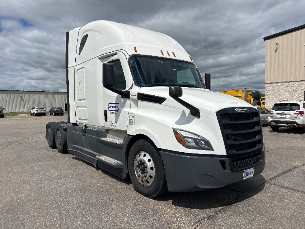 Sleeper Tractor-Heavy Duty Tractors-Freightliner-2022-T12664ST-Rothschild-WI-514,768\n\t\tmiles-$ 67,000 - Image 1