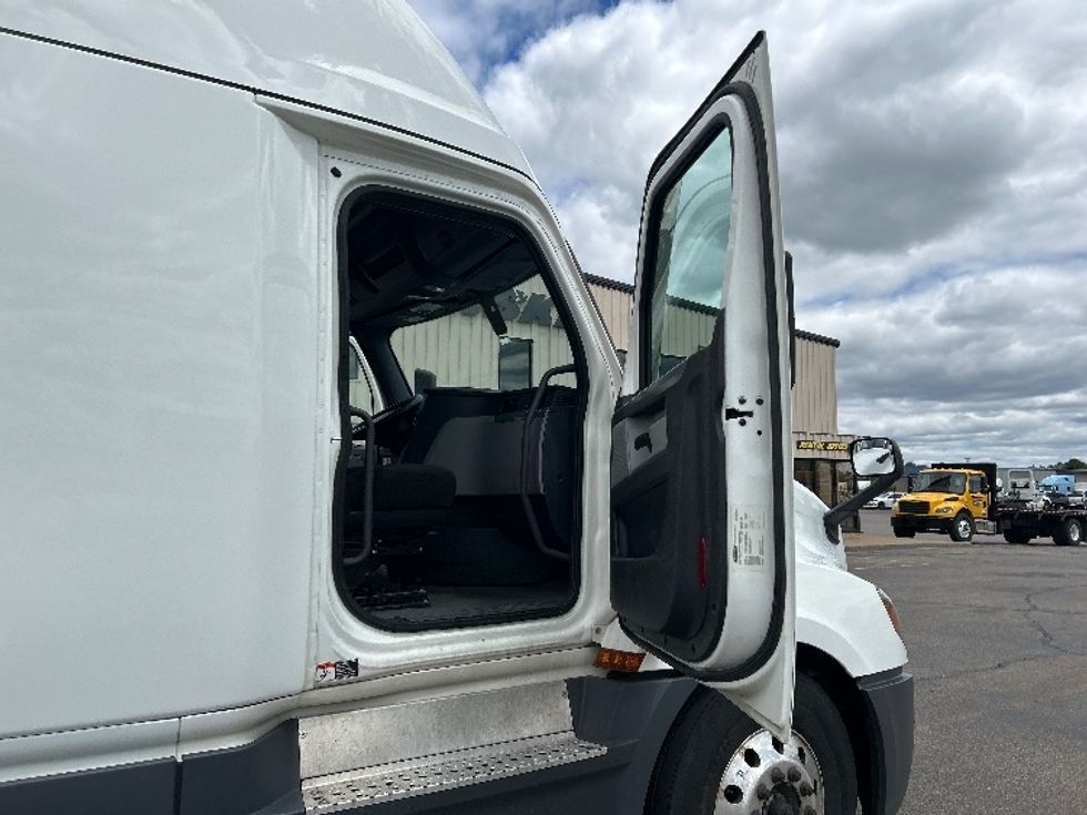 Sleeper Tractor-Heavy Duty Tractors-Freightliner-2022-T12664ST-Rothschild-WI-514,768\n\t\tmiles-$ 67,000 - Image 13