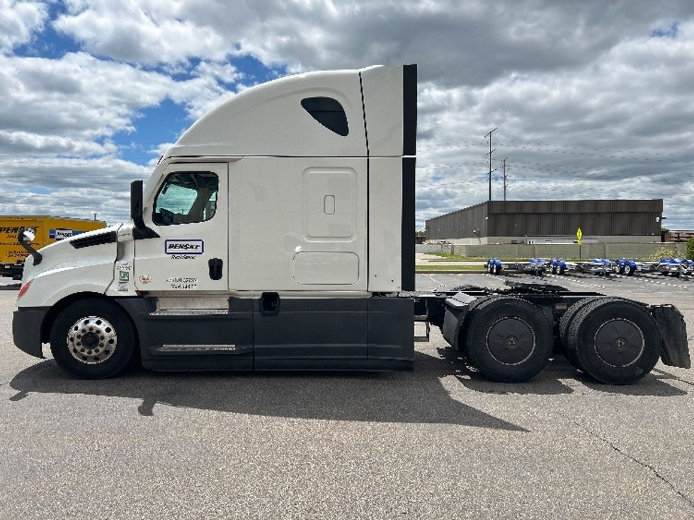 Sleeper Tractor-Heavy Duty Tractors-Freightliner-2022-T12664ST-Rothschild-WI-514,768\n\t\tmiles-$ 67,000 - Image 4