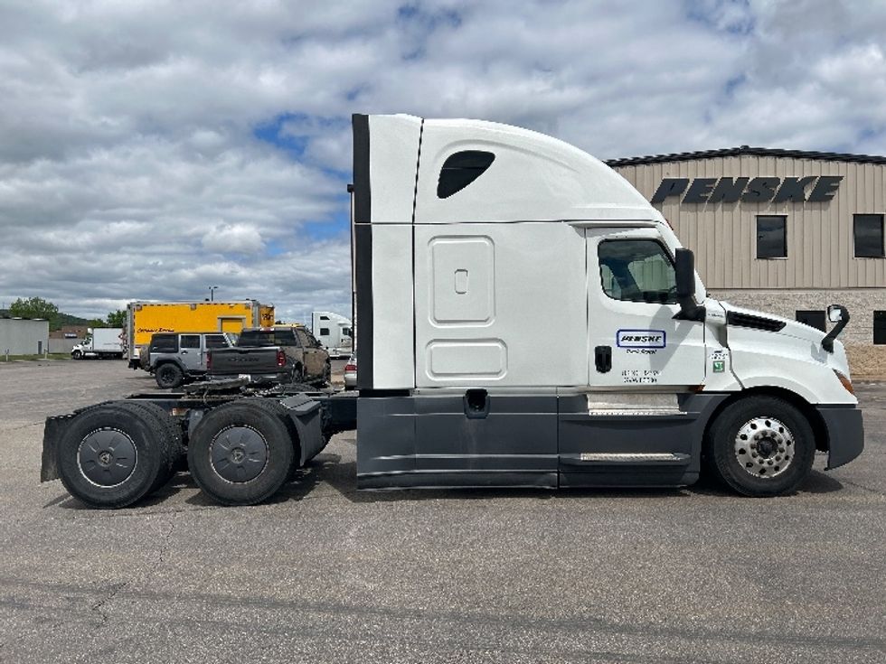 Sleeper Tractor-Heavy Duty Tractors-Freightliner-2022-T12664ST-Rothschild-WI-514,768\n\t\tmiles-$ 67,000 - Image 8