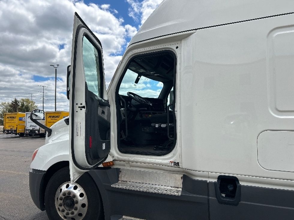 Sleeper Tractor-Heavy Duty Tractors-Freightliner-2022-T12664ST-Rothschild-WI-514,768\n\t\tmiles-$ 67,000 - Image 9