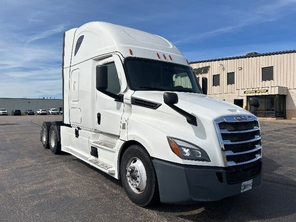Sleeper Tractor-Heavy Duty Tractors-Freightliner-2022-T12664ST-Rothschild-WI-726,296\n\t\tmiles-$ 53,750 - Image 1