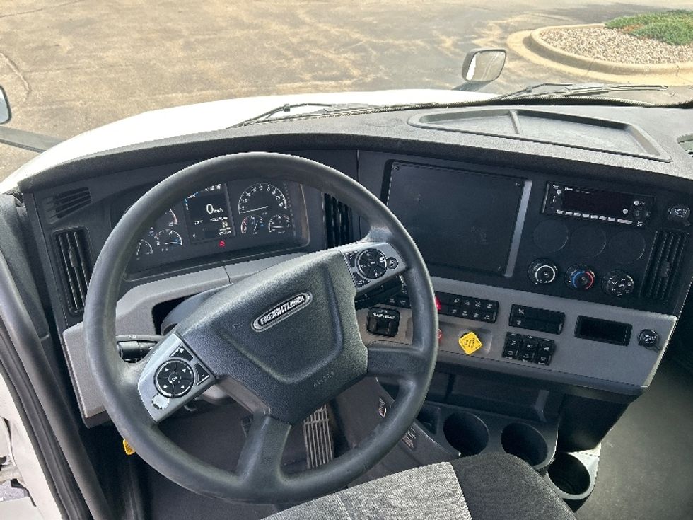 Sleeper Tractor-Heavy Duty Tractors-Freightliner-2022-T12664ST-Rothschild-WI-726,296\n\t\tmiles-$ 53,750 - Image 10