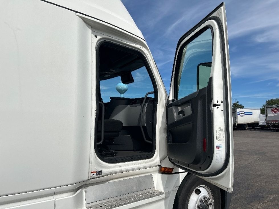 Sleeper Tractor-Heavy Duty Tractors-Freightliner-2022-T12664ST-Rothschild-WI-726,296\n\t\tmiles-$ 53,750 - Image 12