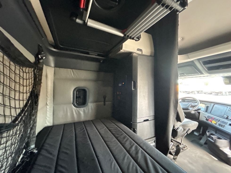 Sleeper Tractor-Heavy Duty Tractors-Freightliner-2022-T12664ST-Rothschild-WI-726,296\n\t\tmiles-$ 53,750 - Image 17