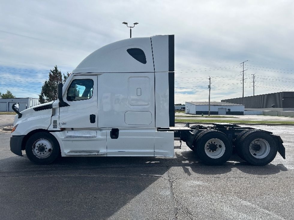 Sleeper Tractor-Heavy Duty Tractors-Freightliner-2022-T12664ST-Rothschild-WI-726,296\n\t\tmiles-$ 53,750 - Image 4