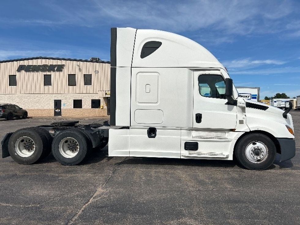 Sleeper Tractor-Heavy Duty Tractors-Freightliner-2022-T12664ST-Rothschild-WI-726,296\n\t\tmiles-$ 53,750 - Image 7