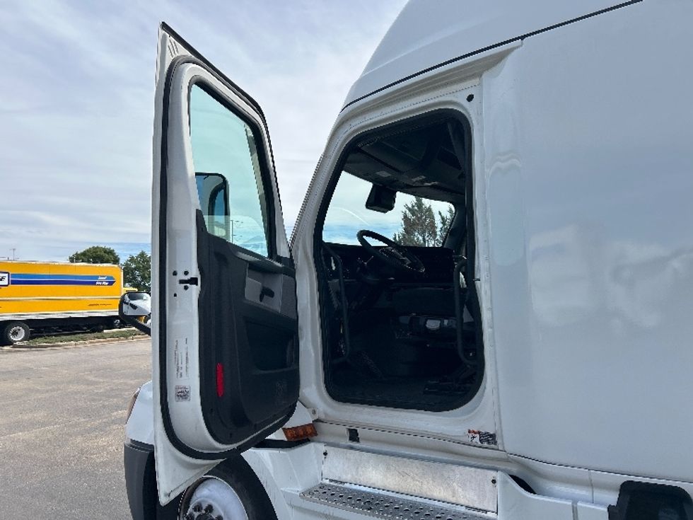 Sleeper Tractor-Heavy Duty Tractors-Freightliner-2022-T12664ST-Rothschild-WI-726,296\n\t\tmiles-$ 53,750 - Image 8