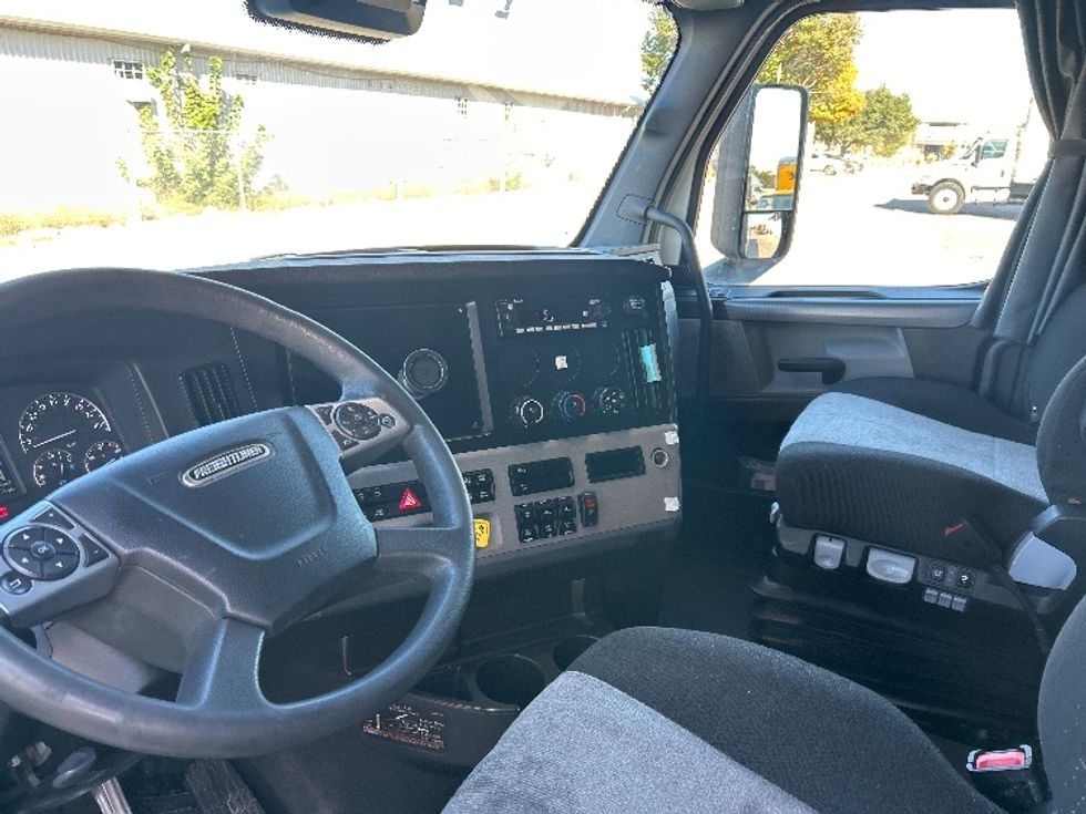 Sleeper Tractor-Heavy Duty Tractors-Freightliner-2022-T12664ST-Round Rock-TX-398,279\n\t\tmiles-$ 82,250 - Image 10