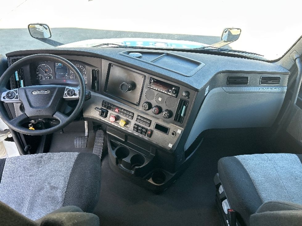 Sleeper Tractor-Heavy Duty Tractors-Freightliner-2022-T12664ST-Round Rock-TX-398,279\n\t\tmiles-$ 82,250 - Image 12