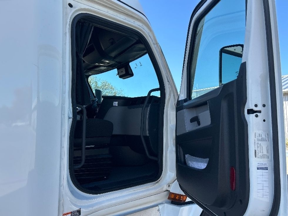 Sleeper Tractor-Heavy Duty Tractors-Freightliner-2022-T12664ST-Round Rock-TX-398,279\n\t\tmiles-$ 82,250 - Image 13