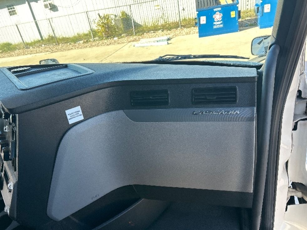 Sleeper Tractor-Heavy Duty Tractors-Freightliner-2022-T12664ST-Round Rock-TX-398,279\n\t\tmiles-$ 82,250 - Image 14