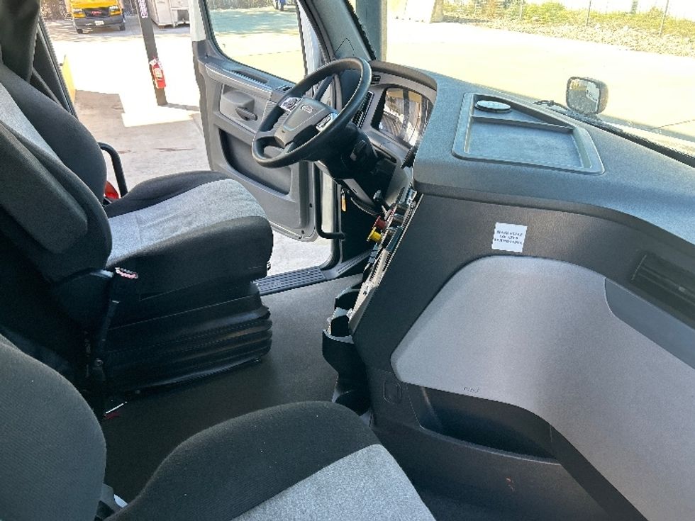 Sleeper Tractor-Heavy Duty Tractors-Freightliner-2022-T12664ST-Round Rock-TX-398,279\n\t\tmiles-$ 82,250 - Image 15