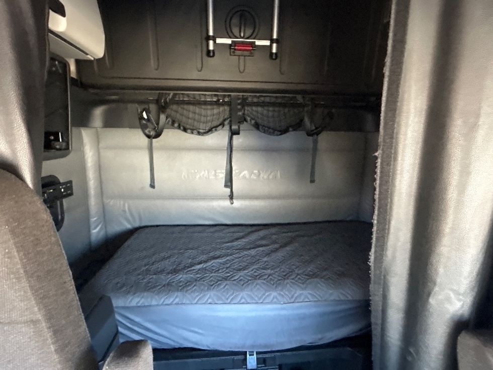 Sleeper Tractor-Heavy Duty Tractors-Freightliner-2022-T12664ST-Round Rock-TX-398,279\n\t\tmiles-$ 82,250 - Image 16