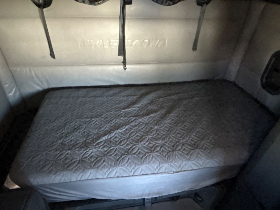 Sleeper Tractor-Heavy Duty Tractors-Freightliner-2022-T12664ST-Round Rock-TX-398,279\n\t\tmiles-$ 82,250 - Image 17