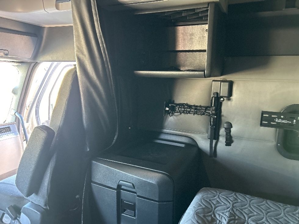 Sleeper Tractor-Heavy Duty Tractors-Freightliner-2022-T12664ST-Round Rock-TX-398,279\n\t\tmiles-$ 82,250 - Image 18