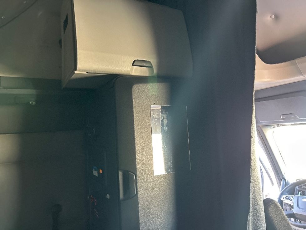 Sleeper Tractor-Heavy Duty Tractors-Freightliner-2022-T12664ST-Round Rock-TX-398,279\n\t\tmiles-$ 82,250 - Image 19