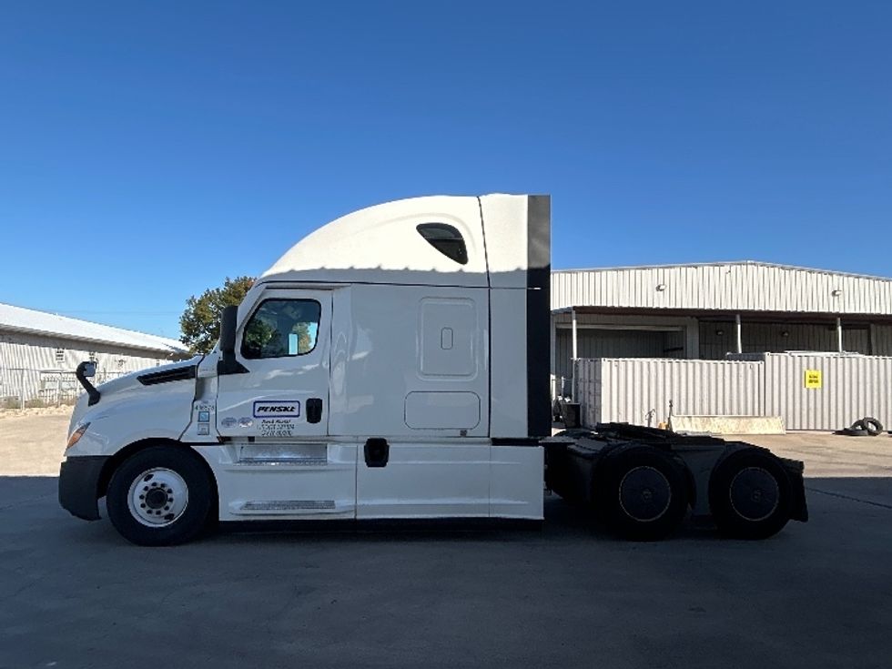 Sleeper Tractor-Heavy Duty Tractors-Freightliner-2022-T12664ST-Round Rock-TX-398,279\n\t\tmiles-$ 82,250 - Image 4
