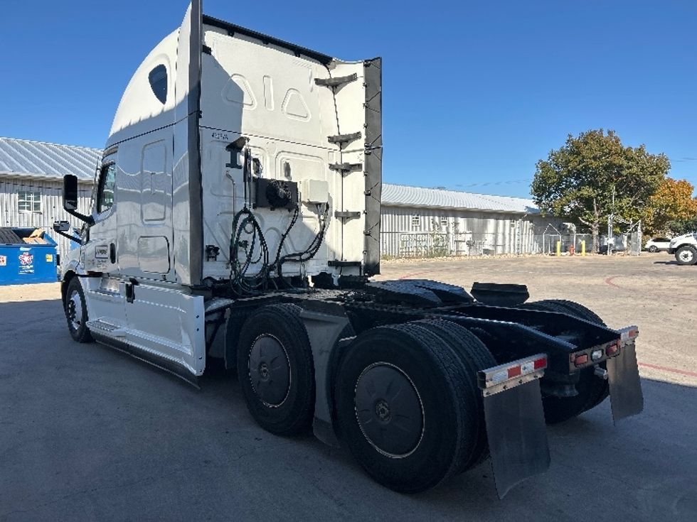 Sleeper Tractor-Heavy Duty Tractors-Freightliner-2022-T12664ST-Round Rock-TX-398,279\n\t\tmiles-$ 82,250 - Image 5