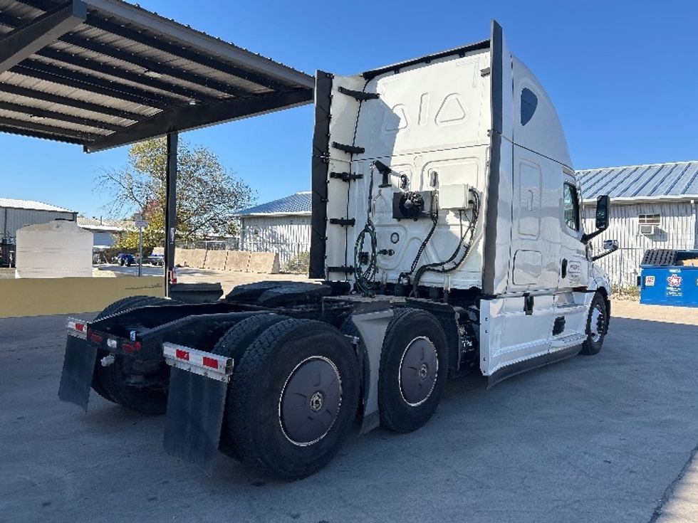 Sleeper Tractor-Heavy Duty Tractors-Freightliner-2022-T12664ST-Round Rock-TX-398,279\n\t\tmiles-$ 82,250 - Image 7