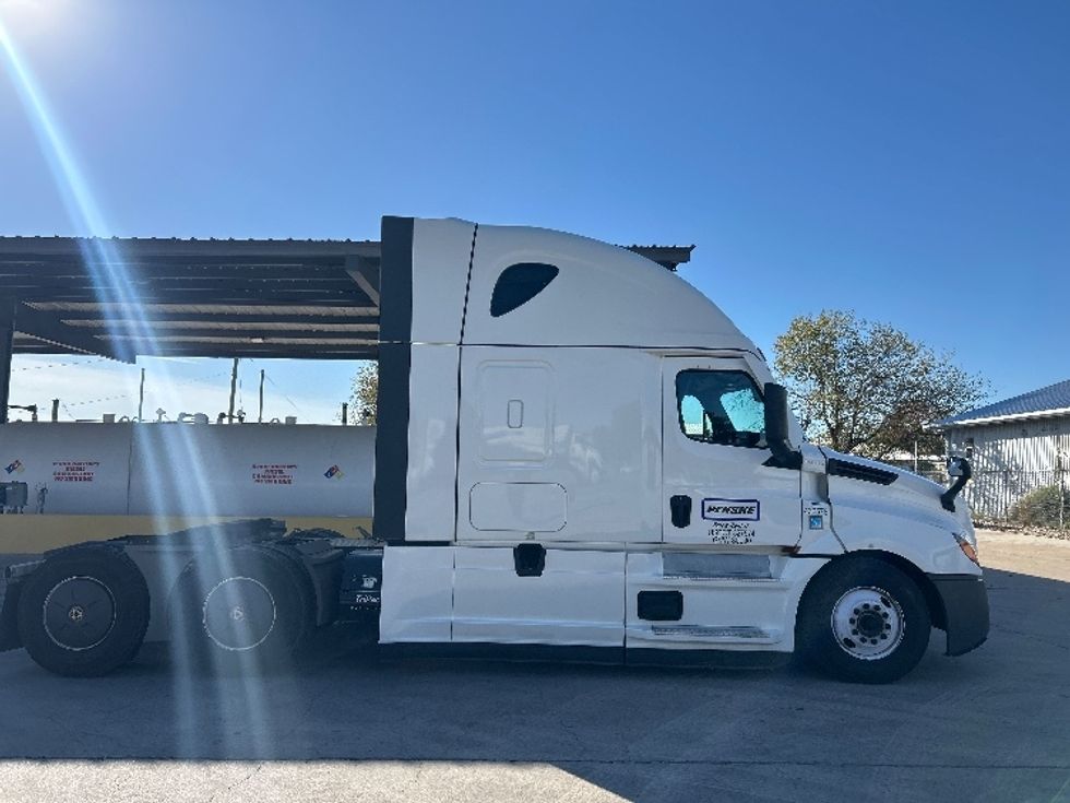 Sleeper Tractor-Heavy Duty Tractors-Freightliner-2022-T12664ST-Round Rock-TX-398,279\n\t\tmiles-$ 82,250 - Image 8