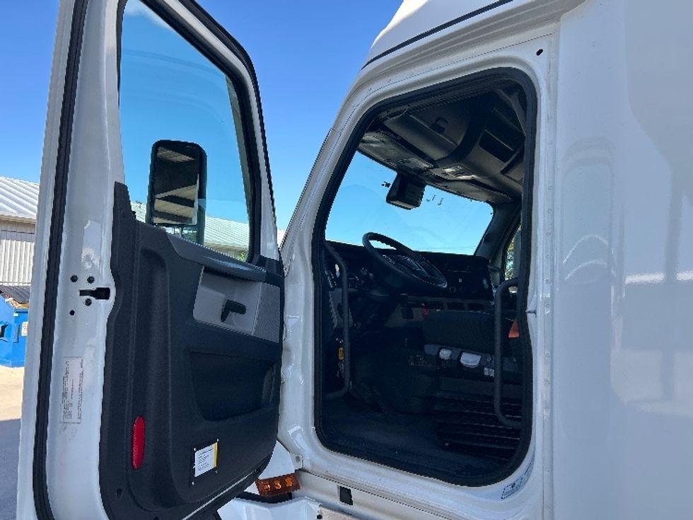 Sleeper Tractor-Heavy Duty Tractors-Freightliner-2022-T12664ST-Round Rock-TX-398,279\n\t\tmiles-$ 82,250 - Image 9