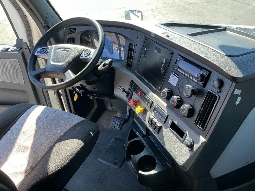 Sleeper Tractor-Heavy Duty Tractors-Freightliner-2022-T12664ST-Sacramento-CA-482,310\n\t\tmiles-$ 81,000 - Image 12