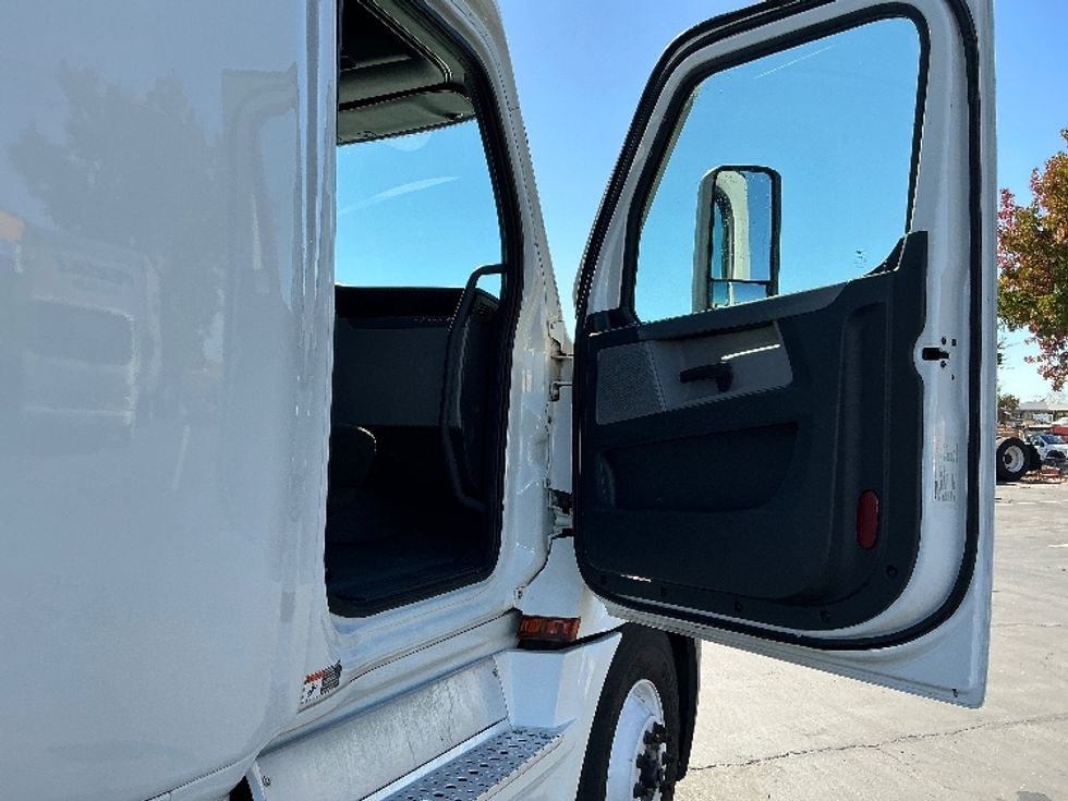 Sleeper Tractor-Heavy Duty Tractors-Freightliner-2022-T12664ST-Sacramento-CA-482,310\n\t\tmiles-$ 81,000 - Image 13
