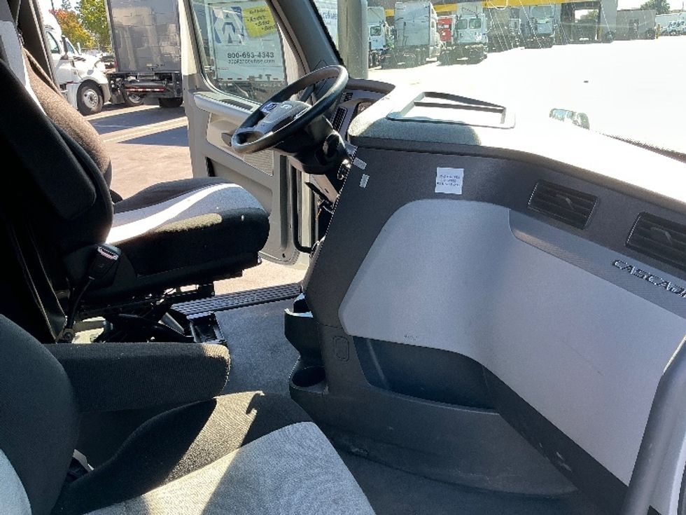 Sleeper Tractor-Heavy Duty Tractors-Freightliner-2022-T12664ST-Sacramento-CA-482,310\n\t\tmiles-$ 81,000 - Image 15